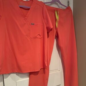 🔥 Color Alert! Coral Figs set, neon yellow ties!